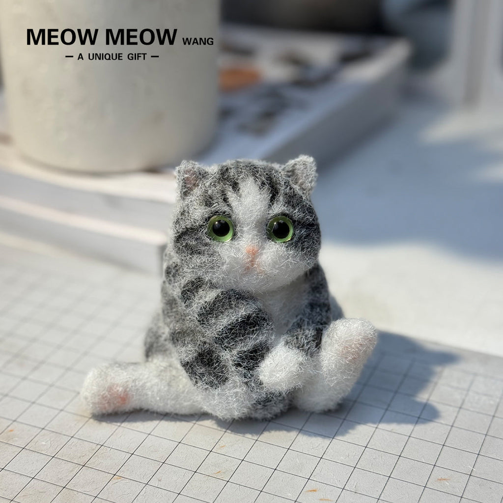 E009:Cute Mini Hug Cat