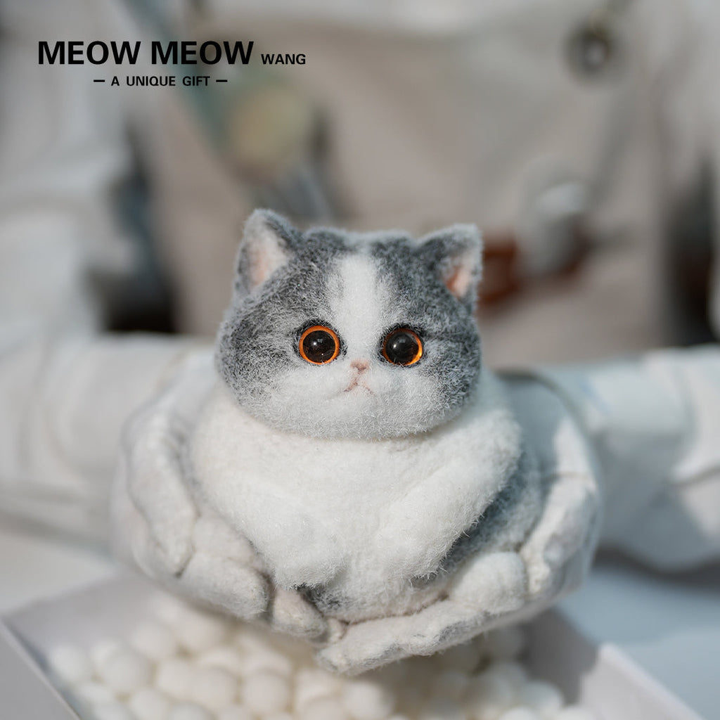 C32:Cute Blue And White Cat